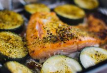Lachs auf Gemüsebett: einfach, schnell und gesund Rezept Lachs auf Gemüsebett - Ewig fit Magazin